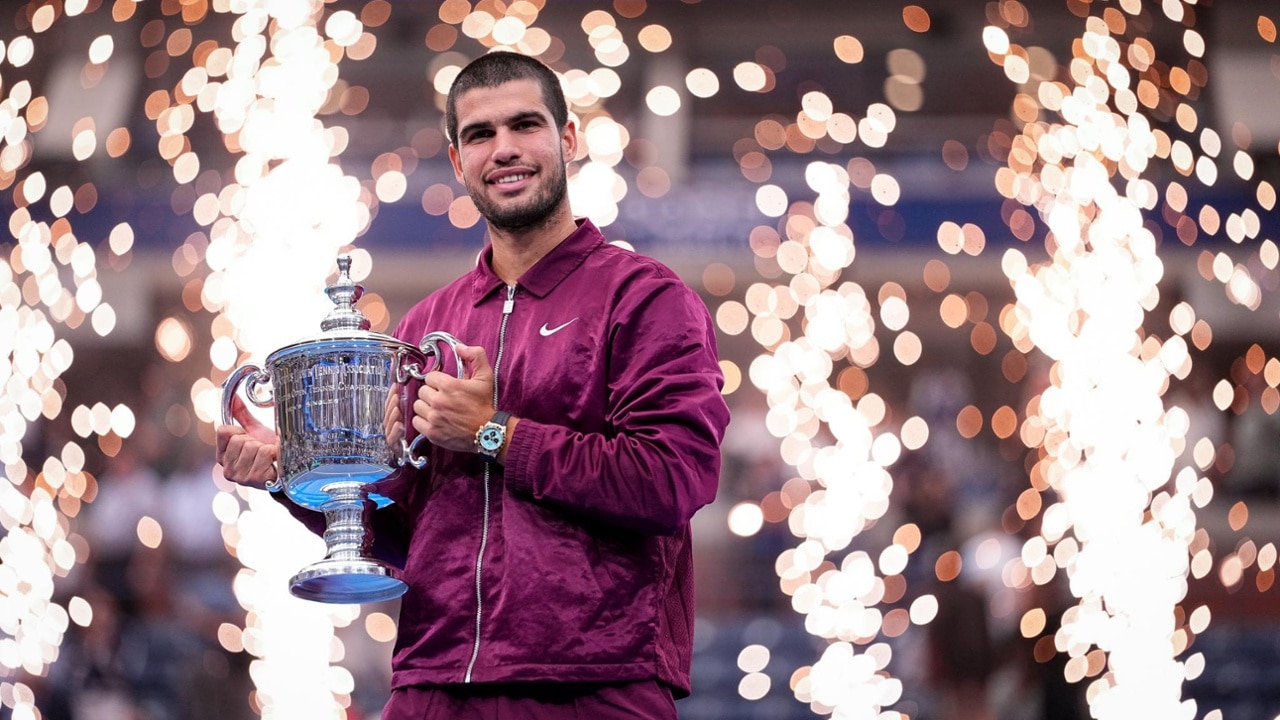 Carlos Alcaraz lifts the 2025 US Open men’s singles trophy