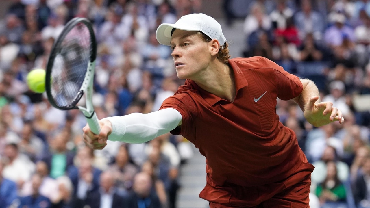 Jannik Sinner battling in the 2025 US Open final